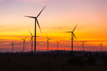 Obraz premium Turbiny wiatrowe podczas zachodu słońca