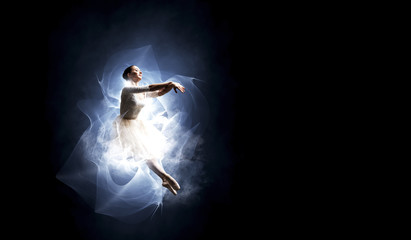 Obraz na płótnie Canvas Ballet dancer in jump