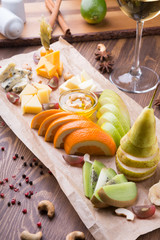 Fruit platter full of snacks for white wine