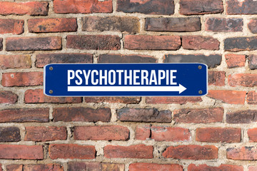 Ein Schild an einer Wand weist auf die Psychotherapie hin
