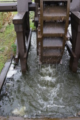 水車　水辺　回る　力