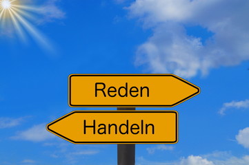 Ein Schild und Entscheidung zwischen Reden und Handeln