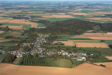 vue a&eacute;rienne du village de Th&eacute;rines dans l'Oise en France