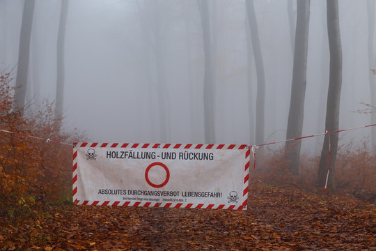 Forst Absperrbanner im Tanus. Herbst 2018.
