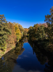 Fototapeta na wymiar Ilmenau in Lüneburg im Herbst