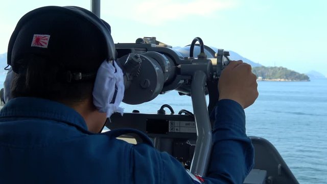双眼鏡を覗く自衛官 / A crew looking through binoculars on the ship, 4K