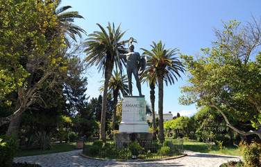 Fototapeta premium La statue d'Achille victorieux dans les jardins du palais de l'Achilleion à Corfou