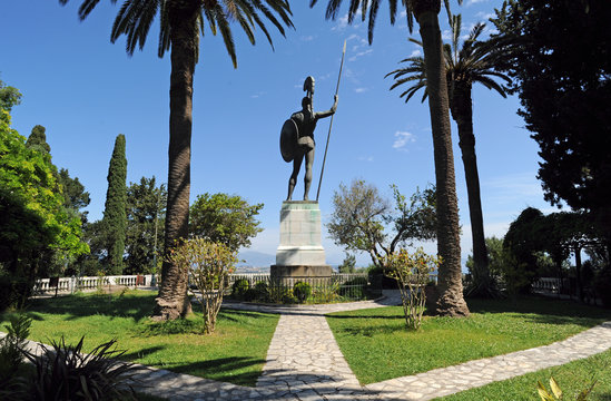 La statue d'Achille victorieux dans les jardins du palais de l'Achilleion &agrave; Corfou