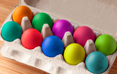 Obraz na płótnie Canvas colorful easter eggs in a box