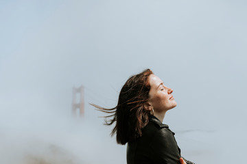 Woman with a misty Golden Gate Bridge, San Francisco - obrazy, fototapety, plakaty