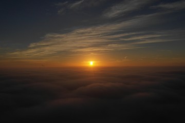 Wolken und Sonnenaufgang