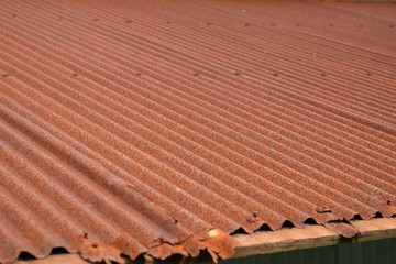 錆びたトタン屋根