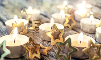 Obraz na płótnie Canvas Frohe Weihnachten: Festliche Stimmung, Gemütlichkeit, Feiertage, Freude, Besinnlichkeit: Kerzenlicht und Goldsternchen :)