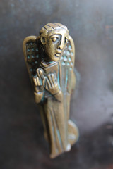 Engel Statue als Türgriff an Kirche