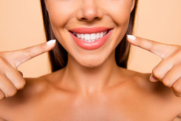 Cropped close up photo of brown-haired lady with her naked shoul