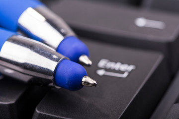 Kugelschreiber auf Notebook Tastatur