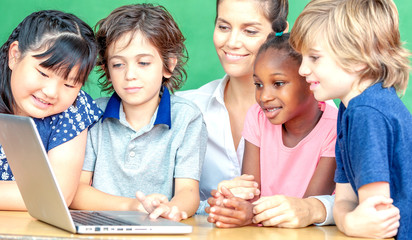 Children are learning to use the mouse with the teacher