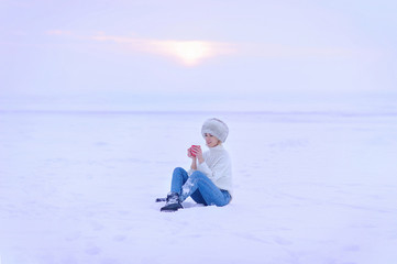 Fototapeta na wymiar girl drinking coffee in the winter outside
