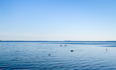 Fototapeta na wymiar Europa, Dänemark, Lynaes, Hundested, Ostseestrand, Paddelboote auf dem Wasser, Paddler kehren von einem Ausflug zurück