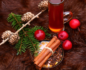zimtstangen tannenzweig und glühwein