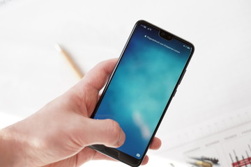 Business - Hand hält Smartphone 