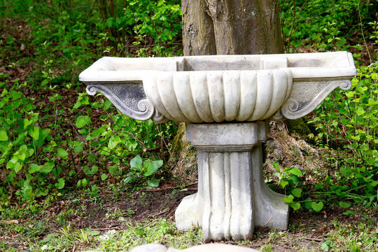 Marmorschale auf  S&auml;ule im Garten