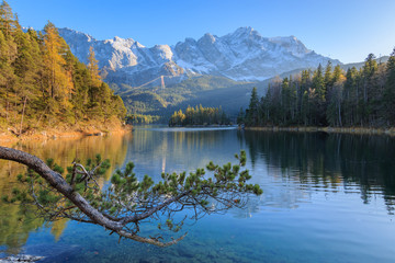 Fototapeta na wymiar Beautiful Lake Eibsee with Zugspitze mountain in the German alps.