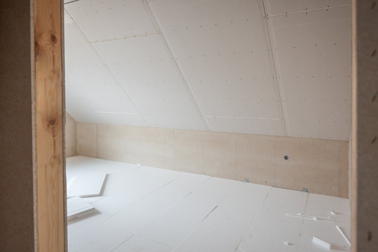 Zimmer im Rohbau mit D&auml;mmplatten