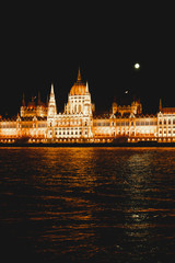Fototapeta premium Night photo of the budapest parliament building