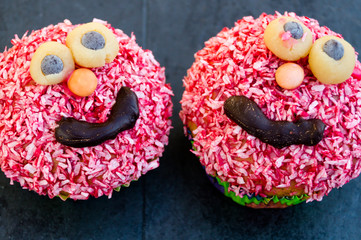 Bunte Muffins mit Gesicht 