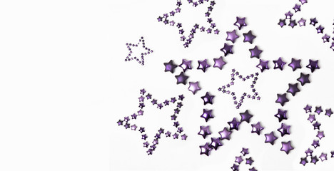 Weihnachtssterne vor weißem Hintergrund