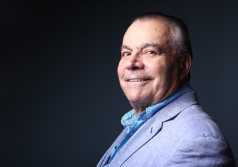 Obraz premium Beautiful older man in front of a colored background