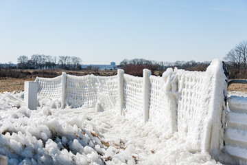 Vereiste Objekte an der Ostseeküste nach einem Wintersturm