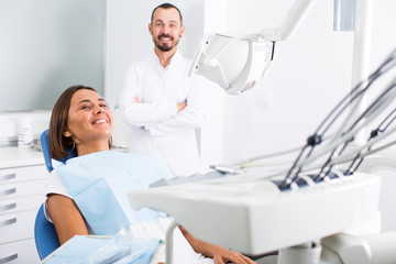 Obraz premium Girl is sitting satisfied after treatment in dental office