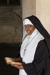Nun with bible - obrazy, fototapety, plakaty