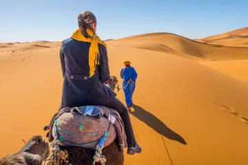 Foto op Plexiglas Berber nomade en een jong meisje rijden kameel in de Saharawoestijn, Marokko © ivanka84