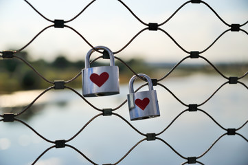 2 Schlösser mit Herzen an Brückengeländer, Liebesschloss