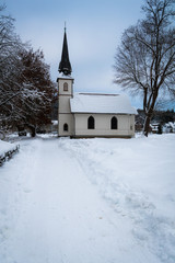 Fototapeta na wymiar Kirche in Elend am Abend im Winter