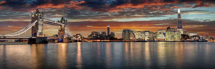 Naklejka premium Panoramę Londynu wieczorem: od Tower Bridge do London Bridge