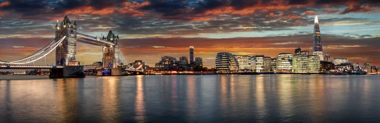 Foto auf Acrylglas Die Skyline von London am Abend: von der Tower Bridge bis zur London Bridge © moofushi