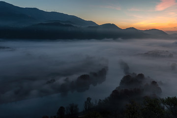 Alba autunnale sul fiume, Italia