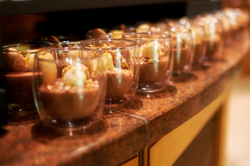 Leckeres Dessert im Hotel für die Gäste aufgereiht