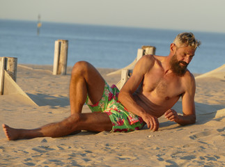 homme senior plage