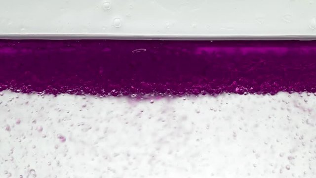 liquido oleoso colorato a contatto con acqua provoca forme astratte