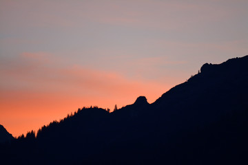 kleinwalsertal, bergsilhouette vor abendhimmel