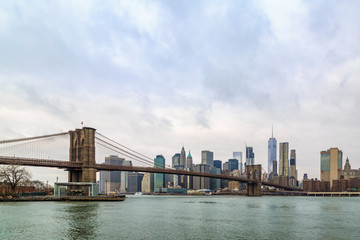 Fototapeta premium Most Brooklyński i niższy Manhattan od Brooklyn w Nowy Jork, NY, USA