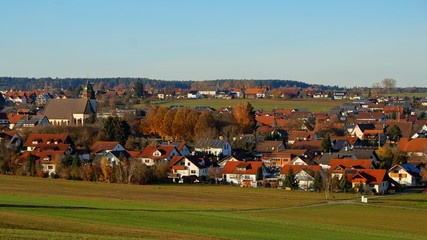 Fototapeta na wymiar malerische Dorfansicht von Effringen im Nordschwarzwald an sonnigem Herbsttag