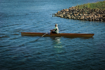  Mann rudert im Boot auf der Elbe