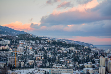 Obraz premium Snow-covered coast at sunset