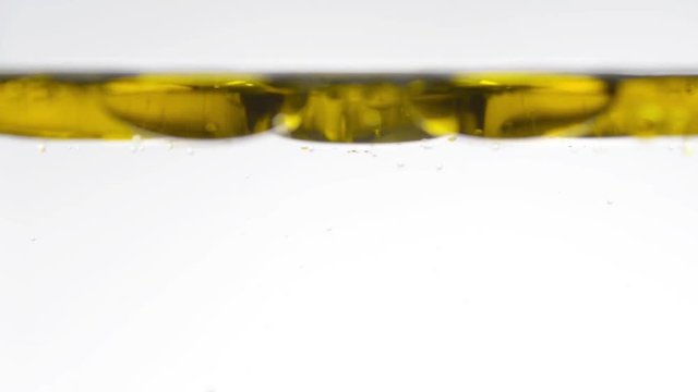 olio versato in un recipiente  con acquaproduce forme ed effetti diversi